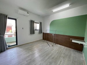 phòng rộng ban công tách bếp trần cao gần ngã tư hàng xanh, hutech, văn lang, uef