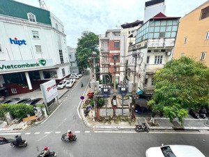 nhà nằm ngay vị trí mặt đường thụy khuê