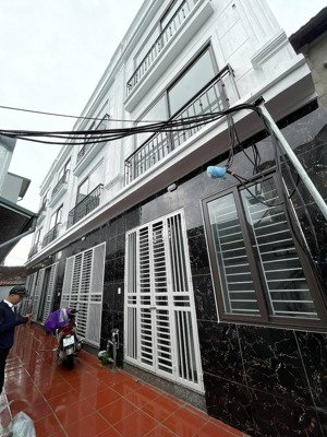 rẻ rộng đẹp nhà 3t*42m2 cách đường ql6 chỉ 300m ngõ rộng ôtô đỗ gần 10p ra bến xe yn. giá 2,95tỷ