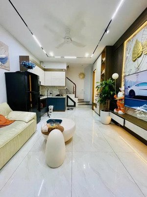 nhà trung tâm quận thanh xuân dt: 35m 5 t. 4.1mt
giá:9.5 tỷ siêu hiếm - tiềm năng cao ,ngay cạnh