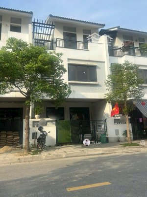 chào bán căn nhà thô 3 tầng phong cách châu âu- trung tâm kđt quang minh green- giá 6ty