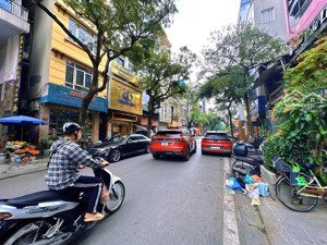 mặt phố, toà nhà quyền lực, thang máy, hầm để xe, dòng tiền đỉnh. dt 165m2 9t mt 6,5m giá 110 tỷ