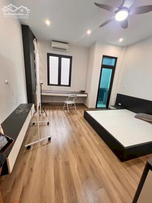 Bán gấp nhà phố Dịch Vọng, 63m², 5 tầng, ô tô đỗ cửa, giá 17.8 tỷ