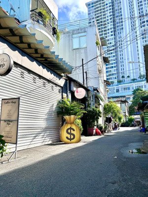 bán nhà mt bến vân đồn xe hơi đậu cửa, nở hậu nhẹ, thông ra khánh hội, hoàng diệu qua q1, q8 chỉ 2p