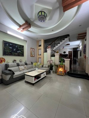 nhà 3 tầng mới cứng 4pn, ở ngay sát nguyễn hữu thọ