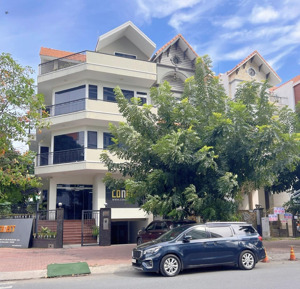 cho thuê tòa nhà góc 2 mt 35m đ. hoàng trọng mậu kdc himlam dt: 200,8m2 giá: 135tr lh: 