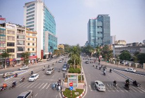 bán toà văn phòng mặt phố hoàng quốc việt - mt 8,5m - 10 tầng, thang máy