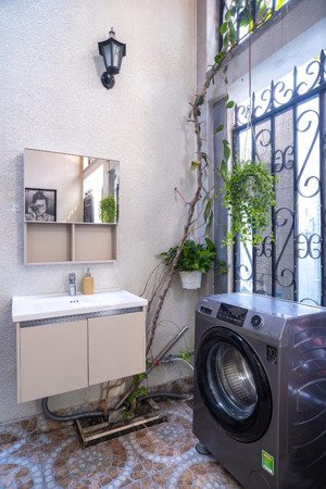 bán nhanh nhà đẹp cách mặt đường chính hữu 30m, 400m ra biển chưa đến 5 tỷ.