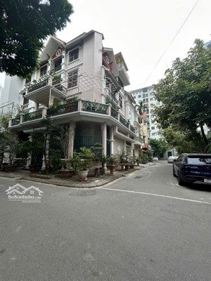 bán nhà phân lô ngõ 100 hoàng quốc việt,dt 109m x4 tầg, mặt tiền 8m,đường 10m,vỉa hè 3m,giá 35,5 tỷ