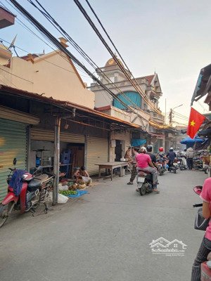 siêu hiếm, bán đất ngay cổng chợ, kinh doanh ngày đêm, sẵn nhà cấp 4, trung tâm hoài đức