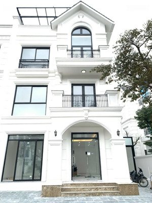 cho thuê biệt thự song lập 150m2, hoàn thiện đẹp ,thang máy. giá:20tr. lh: 