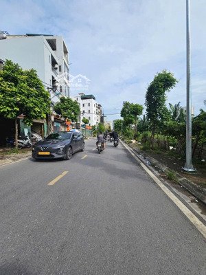 - hữu hoà cầu tó,quanh 4 tỷ, 35m 5 tầng dân xây chắc chắn