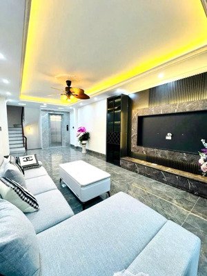 chính chủ bán nhà ngõ 229 nguyễn văn linh, long biên 5 tầng 45m giá 6.68 tỷ.