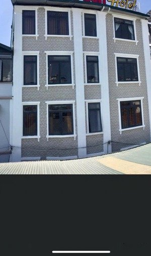 bán khách sạn ,bà triệu, p.3 : giá : 22 tỷ, 157m2, 37pn, 37wc, giá cực chất, gần chợ đà lạt .