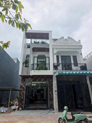 NHÀ PHỐ TRỆT LẦU - CÓ PHÒNG NGỦ DƯỚI SÂN XE HƠI