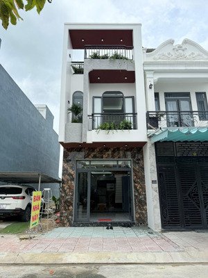 bán nhà có phòng ngủ dưới, sân xe trong nhà, nội thất nhiều