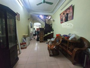 cho thuê nhà riêng phố chùa hà quận cầu giấy - dt 55m2 - 5 phòng ngủ - giá chỉ 18 triệu/tháng .