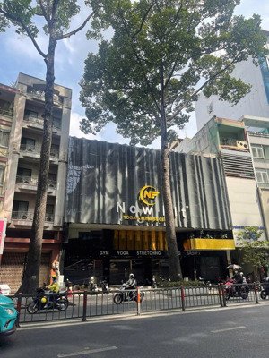 bán tòa nhà mt 3/2, q10 hđt 300tr/tháng dt 500m². giá 300 tỷ- lh 