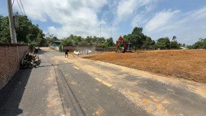 nhà em cần bán lô đất trục chính xuân sơn.sát tl413. 5p là về viện 105, đh việt hung. giá chỉ 1ty3