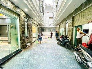 nhà vị trí đẹp , cách mặt đường thiên lôi 20m. trước nhà rộng 5m