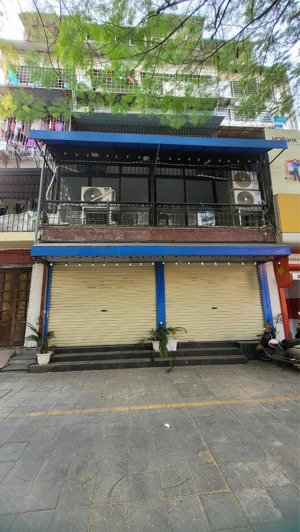 cho thuê nhà mặt phố tại trung kính to đoạn đẹp nhất vỉa hè rộng 100m2x2t, mặt tiền 6m 40tr/th