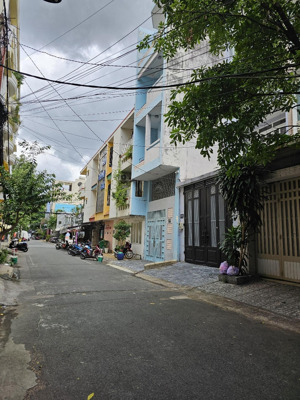 cần bá.n gấp nhà 4 tầng ung văn khiêm, bình thạnh, 90m2, xe hơi ngủ nhà, vài căn ra mặt tiền đường.