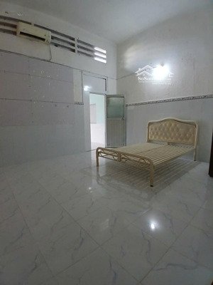 cho thuê căn hộ lầu 2 của nhà mặt tiền 608 điện biên phủ, quận 10 (ngã 3 nguyễn thiện thuật)