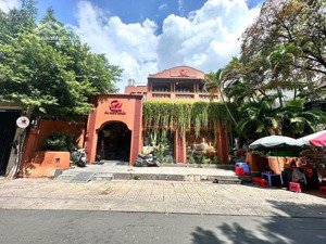 bán nhà mt dương quảng hàm quận gò vấp.dt5530m2.đang kinh doanh 1.2 tỷ /tháng.giá bán 300 tỷ.