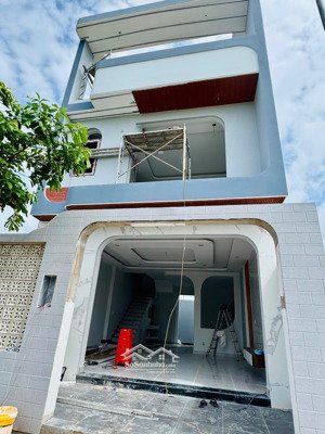 bán căn nhà ngay mặt tiền đường lớn tân phú trung, 300m2, 1 trệt 2 lầu, 3pn, giá 3 tỷ 3