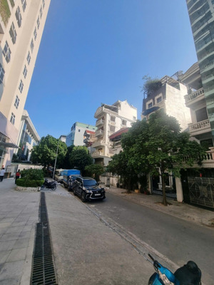 lạc long quân - bán nhà văn phòng 8 tầng- dt 230m2 x mt 11m - giá 105 tỷ