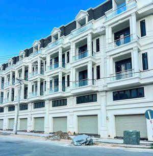 nhà phố cắt lỗ 2 tỷ đối diện chợ tạo dòng tiền ổn định 80-100tr/ tháng chỉ còn 12,5 tỷ cần bán gấp