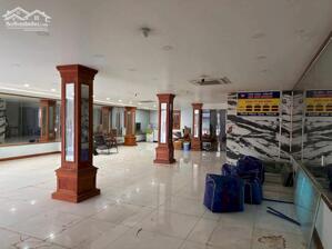 CHO THUÊ TÒA NHÀ MẶT TIỀN – PHẠM NGỌC THẠCH, P. HIỆP THÀNH, TP. THỦ DẦU MỘT, BÌNH DƯƠNG Diện tích đất: 1.000m² Giá thuê: 170 triệu/tháng (ưu tiên hợp đồng dài hạn)