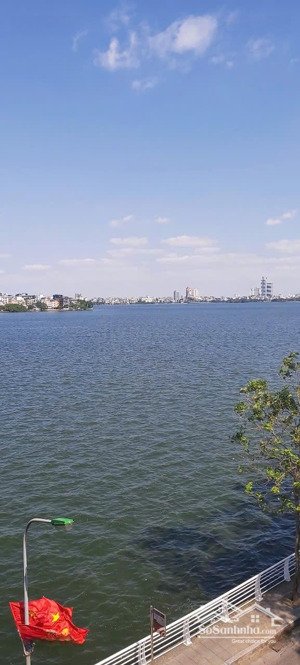 tòa nhà văn phòng view trực diện hồ tây xanh sạch đẹp , không khí trong lành thoáng mát