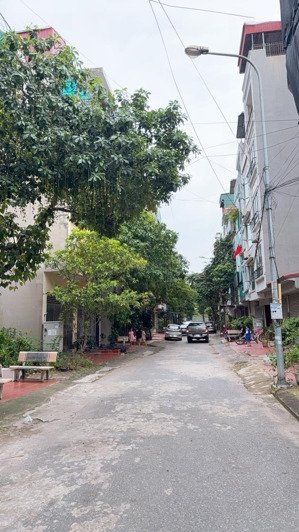 liền kề vỉa hè 3 ô tô tránh thông vòng quanh, văn phòng ở sướng, văn quán hà đông.