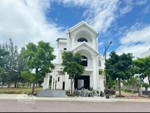 đại phú gia. bán căn biệt thự bàn giao thô. thích hợp mua ở, đầu tư, tích sản. lh: 