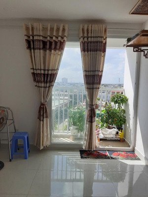 cho thuê căn hộ tara 2pn 68m2 có máy lạnh + tủ lạnh + bếp + giường giá 10tr/tháng. lh: 