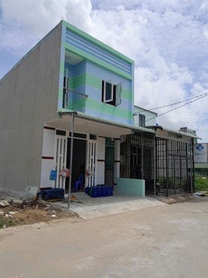 bán dãy nhà trọ mới xây 2 tầng, đang cho thuê 10tr/tháng, mặt tiền nhựa 10m