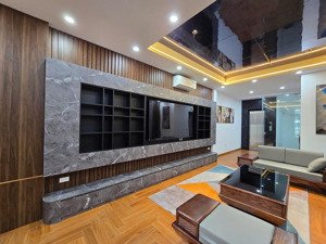 bán nhà nguyễn văn cừ,long biên. 7 tầng 52m ô tô 7 chỗ vào nhà, thang máy,ngõ thông ngọc lâm