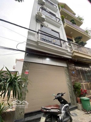 nhà xây độc lập 5 tầng- ô tô vào nhà-giếng trời + thoáng trước , thoáng sau mát rượi