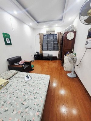 bán nhà đất tặng nhà 2 tầng cầu giấy, dt43m, mt3,8m, sát mặt phố, gần ô tô.