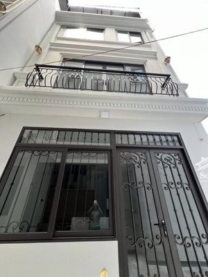 nhà cự khối - 3 phòng ngủ - nhà mới tinh vào ở luôn - nhú 4 tỷ