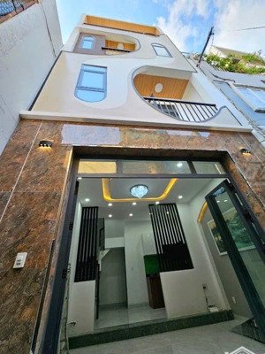 nhà ngộp bán gấp đường huỳnh văn bánh, p14, quận phú nhuận. 67,6m2/3tỷ180. giáp quận tân bình