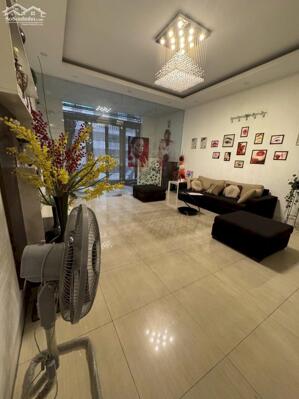 Bán nhà mặt phố Ngô Gia Tự 73m2 vị trí đẹp đủ công năng