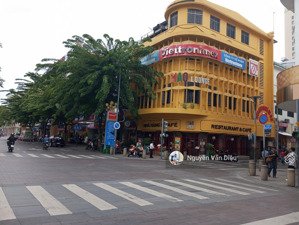 chính chỉ cần bán nhà góc 2 mặt tiền đường quốc hương quận 2 dt 10x20m(5 tầng) hđt 200tr giá 55 tỷ