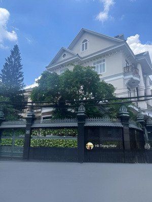 bán nhà kiến trúc villas thảo điền (8x30m) 4 tầng, hồ bơi sân vườn, thuê 150tr, bán 37 tỷ