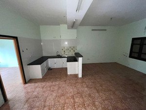 căn hộ chung cư nguyên căn ( cũ ) 2 ngủ , bếp , khách .... tại cc tại hoàng quốc việt