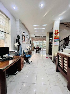 giảm 3 tỷ nhà làng việt kiều châu âu 4 tầng 153m² view công viên dòng tiền 60tr/tháng