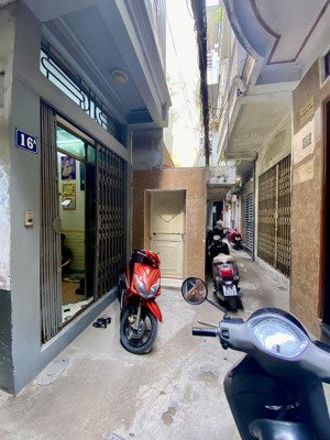 bán nhà phố thanh nhàn -gần phố vài nhà ra đường ô tô dừng dỗ-nhà gần công viê 18 mét,4 tầng,-chỉ 2