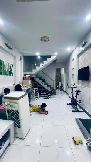 nhà lầu mặt tiền đường số 6 linh tây. gần chợ thủ đức gần phạm văn đồng. sổ hồng. đường thông