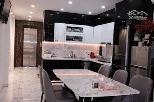 bán nhà riêng tại hoàng văn thái,ô tô dừng đỗ ngày đêm, 14,7 tỷ, 43 m2, 3pn, 5wc, 6 tầng.